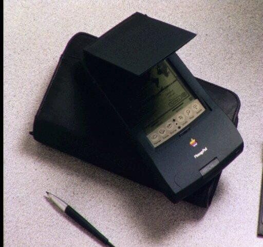1993년 출시했으며 '애플 최초의 아이패드'라고도 불리는 PDA