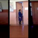 Ρωσία: Καθηγήτρια τραβάει την καρέκλα από μαθητή κι εκείνος την