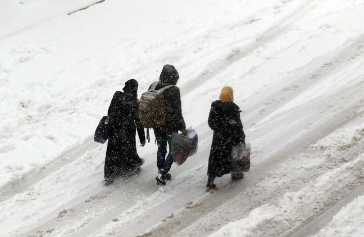 Σύριοι από την Ινλίμπ που εγκατέλειψαν το σπίτι τους, περπατούν μέσα στα χιόνια αναζητώντας ένα ζεστό και ασφαλές μέρος. 