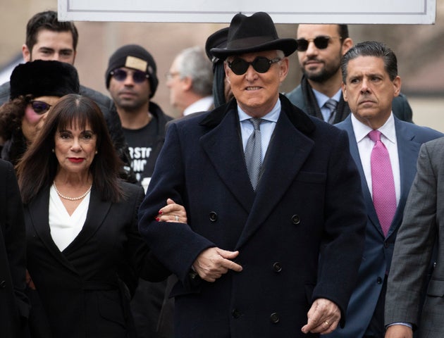 Ο Ρότζερ Στόουν συνοδευόμενος από την γυναίκα του Νύδια.