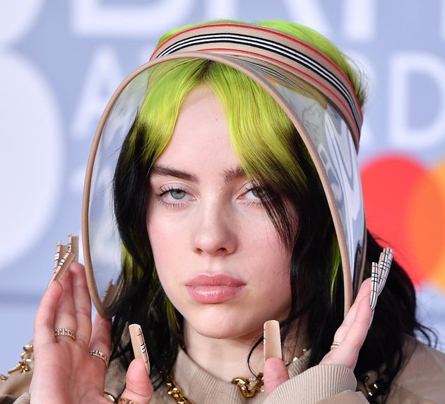 Billie Eilish in lacrime: "I commenti di odio online mi stanno rovinando la vita"
