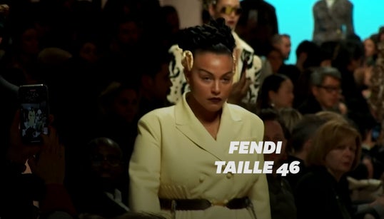 Fendi se démarque à la Fashion Week de Milan avec une mannequin “plus