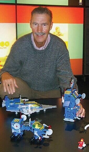 Jens Nygaard Knudsen est l'homme qui inventé la figurine Lego, ce petit personnage jaune aux bras et aux jambes articulés, sans signe distinctif de genre ou d'origine. >>>>> Pour en savoir plus, retrouvez notre article par ici.