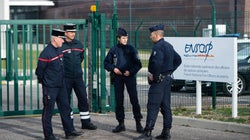 Les évacués de Wuhan accueillis à Aix-en-Provence sortent de