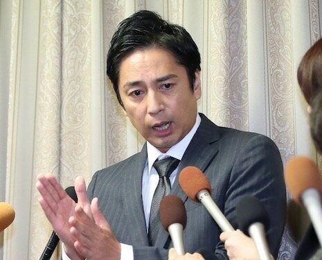 設立した会社が申告漏れを指摘された問題で記者会見する徳井義実さん=2019年10月23日、大阪市中央区