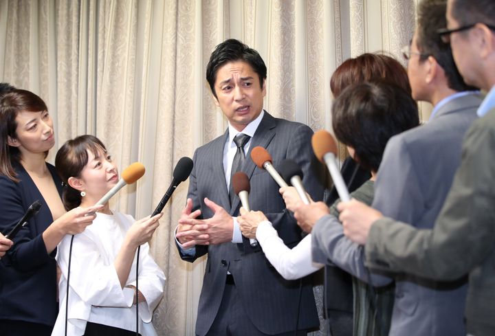 設立した会社が申告漏れを指摘された問題で記者会見する徳井義実さん＝2019年10月23日、大阪市中央区