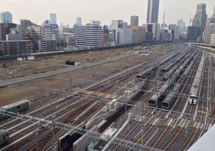 2015年4月撮影の品川車両基地。着工から3年、この場所に「高輪ゲートウェイ駅」が完成しようとしている