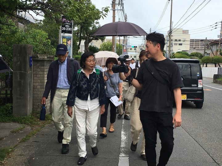 福島県富岡町から避難を続ける深谷敬子さん（左）と堀潤さん