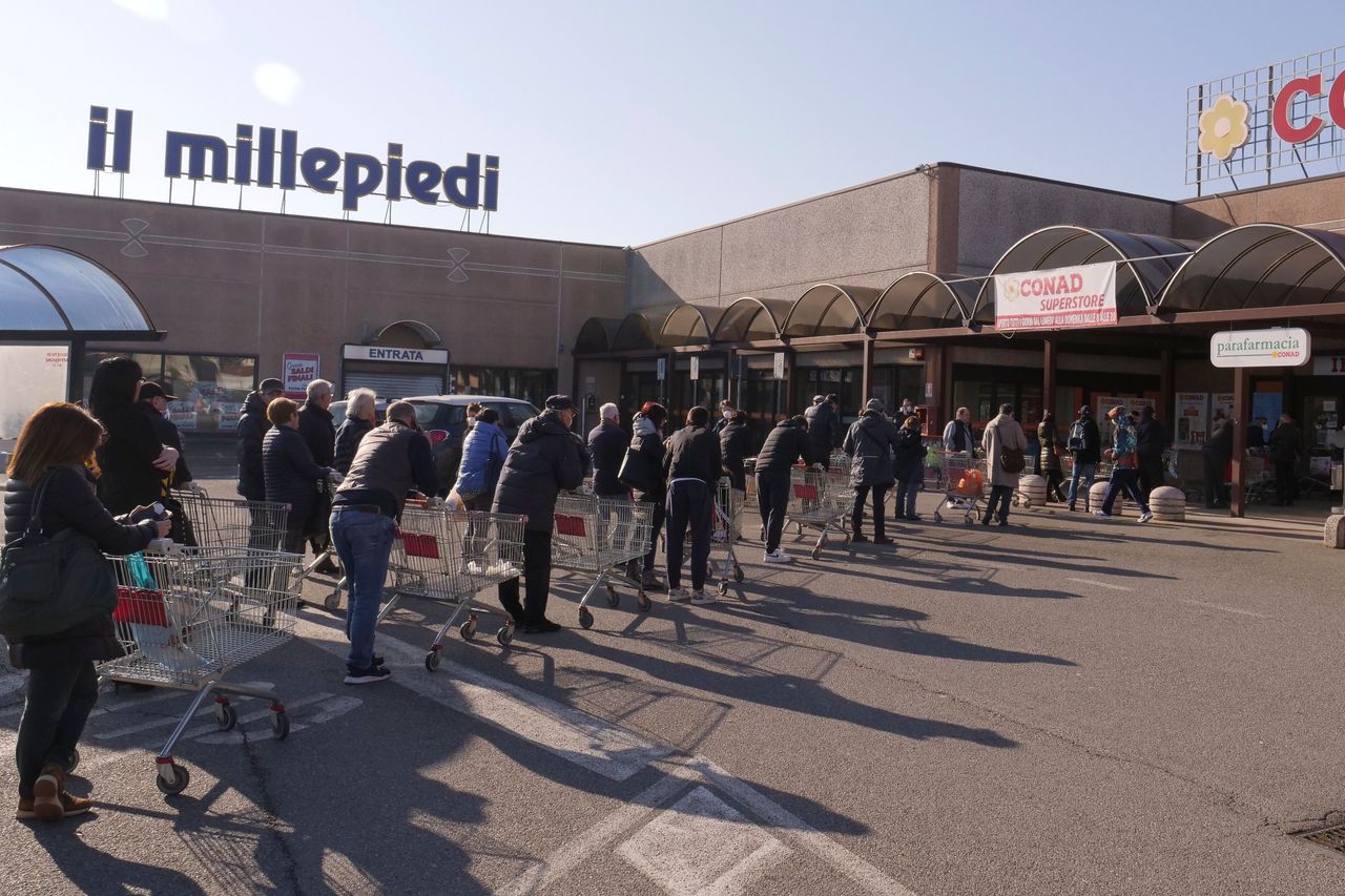 Ουρές έξω από σούπερ μάρκετ στη βόρεια Ιταλία, 24 Φεβρουαρίου 2020 (AP Photo/Paolo Santalucia)