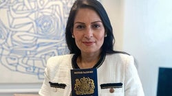 ¿Ves algo raro en este pasaporte? La contradicción de los nuevos documentos