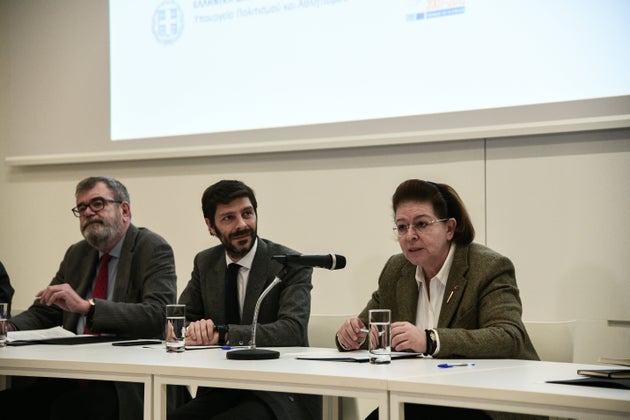 Γιώργος Αγουρίδης, μέλος ΔΣ του ΙΣΝ -η δωρεά των 3 εκατ. του οποίου υπήρξε καθοριστική για το άνοιγμα του Μουσείου-, Νικόλας Γιατρομανωλάκης, γενικός γραμματέας Σύγχρονου Πολιτισμού ΥΠΠΟΑ, Λίνα Μενδώνη, υπουργός Πολιτισμού και Αθλητισμού στη συνέντευξη Τύπου για το άνοιγμα του ΕΜΣΤ.