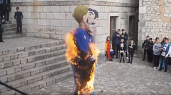 Des poupées représentant un couple gay incendiées lors d’un carnaval en