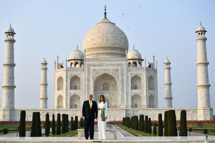 Ο Αμερικανός Πρόεδρος Ντόναλντ Τραμπ με την σύζυγό του Μελάνια μπροστά στο θρυλικό Ταζ Μαχάλ.. 24 Φεβρουαρίου 2020. (Photo by Mandel NGAN / AFP) (Photo by MANDEL NGAN/AFP via Getty Images)