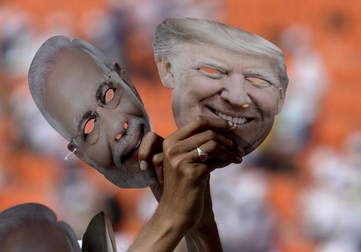 Αχμενταμπάντ 24 Φεβρουαρίου 2020. Η επίσκεψη του Ντόναλντ Τραμπ στην Ινδία συνέπεσε με το καρναβάλι στην Ευρώπη...ωστόσο το πιθανότερο είναι ότι οι μάσκες με τα πρόσωπα του Αμερικανού Προέδρου και του Ινδού Πρωθυπουργού φτιάχτηκαν για διαφορετικό λόγο. (Photo by Stringer/Anadolu Agency via Getty Images)