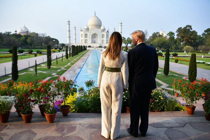 ...και πάλι το προεδρικό ζεύγος, με τον Τραμπ σε αυτό το σημείο να δείχνει ότι απολαμβάνει τον περίπατο στους κήπους του Ταζ Μαχάλ. (Photo by Mandel NGAN / AFP) (Photo by MANDEL NGAN/AFP via Getty Images)