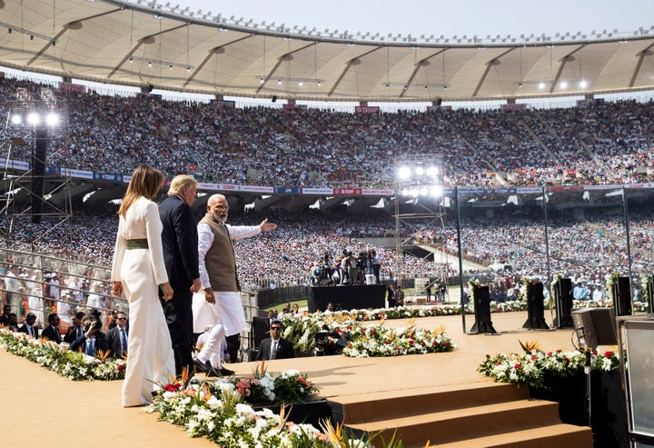 "Namaste Trump" ήταν επισήμως ο τίτλος αυτού του "event" στο στάδιο Σαρντάρ Πατέλ, που ήταν κατάμεστο κατά την θριαμβευτική είσοδο Τραμπ-Μόντι στη σκηνή. (AP Photo/Alex Brandon)