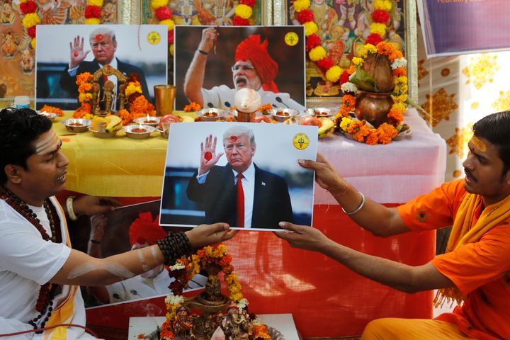 Ινδουιστές ιερείς προσεύχονται για τον Ντόναλντ Τραμπ - Ο Θεός να τον φωτίσει! (AP Photo/Manish Swarup)