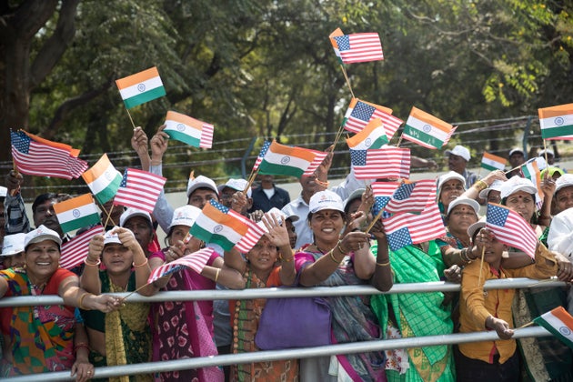 Τα πλήθη συγκεντρωμένα και στους δρόμους καθ'οδόν για το μεγαλειώδες 