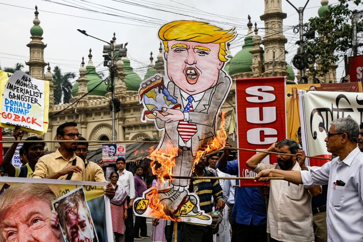Υπήρξαν πάντως και εκείνοι που δεν χάρηκαν, όπως οι ακτιβιστές της φωτογραφίας που έκαψαν το προεδρικό σκίτσο. (AP Photo/Bikas Das)