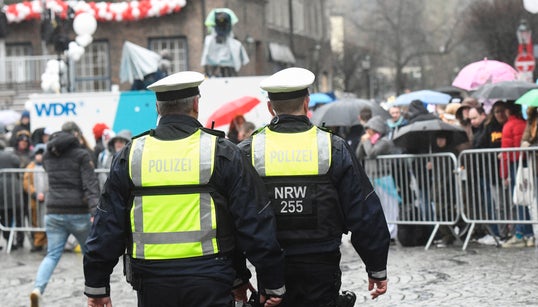 Une voiture fonce dans un défilé de carnaval en Allemagne, des “dizaines de