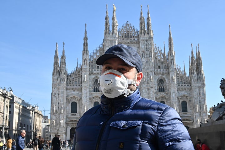 Un turista con una mascarilla en la piazza del Duomo, de Milán.