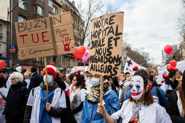 Les personnels de l'hôpital public et les soignants ont manifesté dans les rues de Paris,...