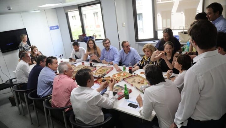 Sáenz de Santamaría y su equipo comiendo pizza durante la campaña de las primarias