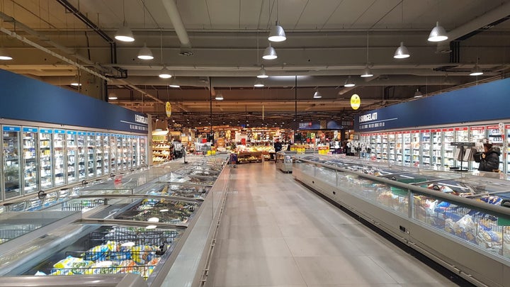 Un supermercado de Carrefour en Carugate, al noroeste de Milán, este domingo por la tarde.