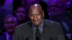 En larmes pour son hommage, Michael Jordan a réussi à faire éclater la salle de