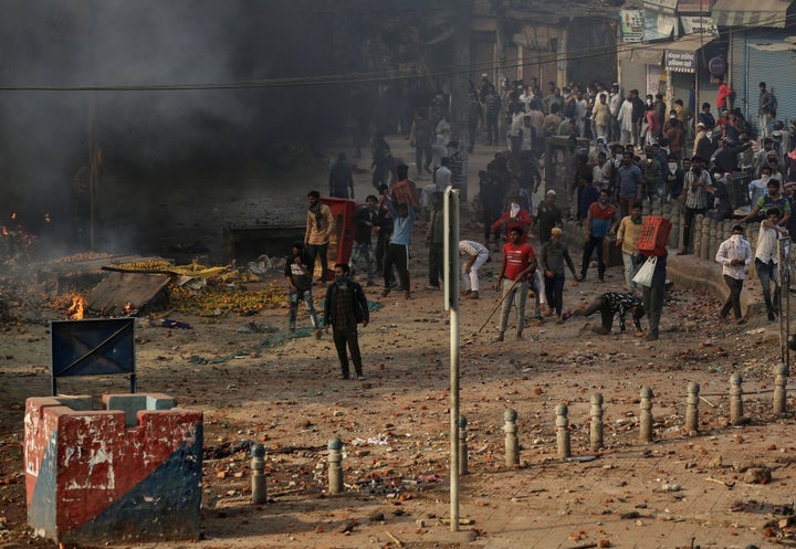 People supporting a new citizenship law and those opposing the law, clash during a protest in New Delhi India, February 24, 2020. REUTERS/Danish Siddiqui