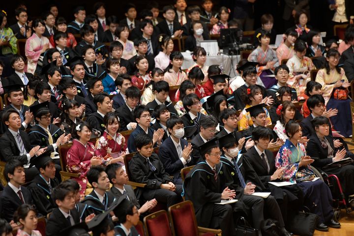 式典に出席する卒業生たち（イメージ）