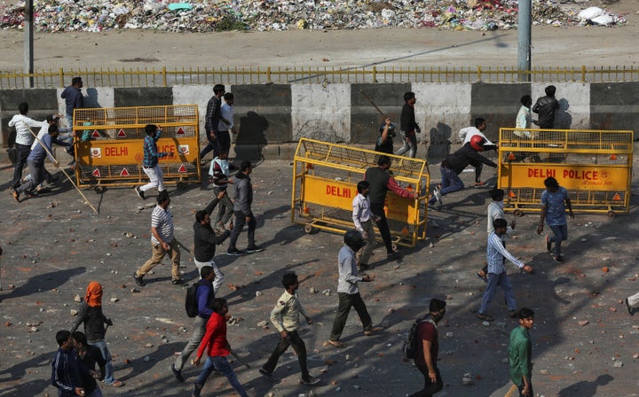 People supporting the new citizenship law and those opposing the law, clash during a protest in New Delhi India, February 24, 2020. REUTERS/Danish Siddiqui