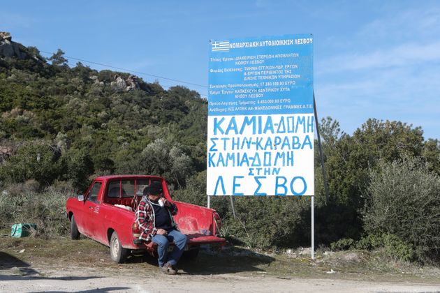 Συγκρούσεις κατοίκων και ΜΑΤ σε Λέσβο και Χίο για τα κλειστά κέντρα κράτησης