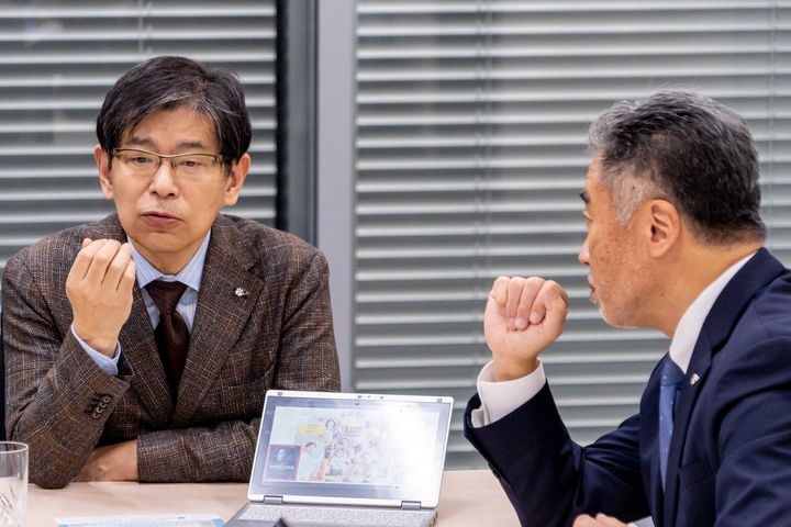 「個別化医療」について話し合う大野医師と藤井氏