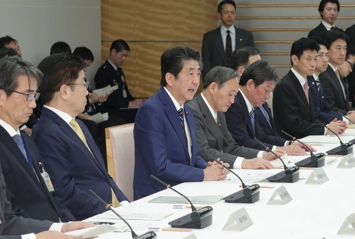 新型コロナウイルス感染症対策本部で発言する安倍晋三首相（2月25日、首相官邸）