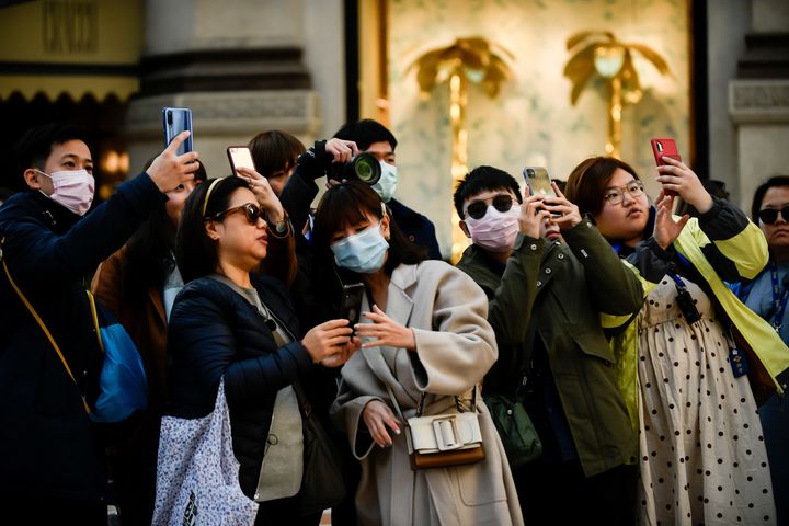 Τουρίστες από ασιατική χώρα τραβούν φωτογραφίες στο κέντρο του Μιλάνου (24 Φεβρουαρίου 2019).