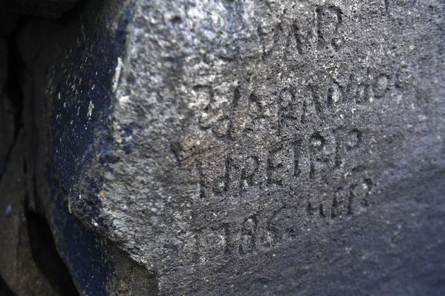 Αποκρυπτογράφηση μυστηριώδους επιγραφής αιώνων σε πέτρα στη