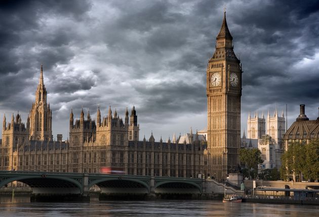 UK Londres Big Ben et Westminster bridge vue sur la Tamise orageuse