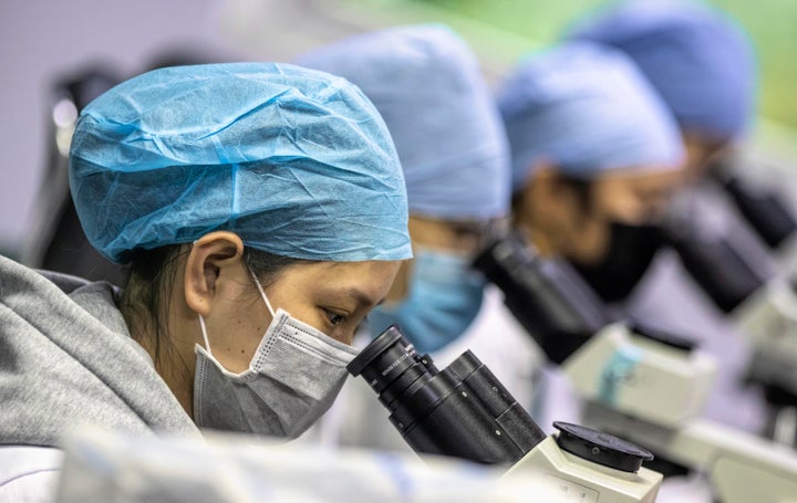 Des employés du laboratoire DaAn Gene à Guangzhou, dans la province du Guangdong, en Chine.