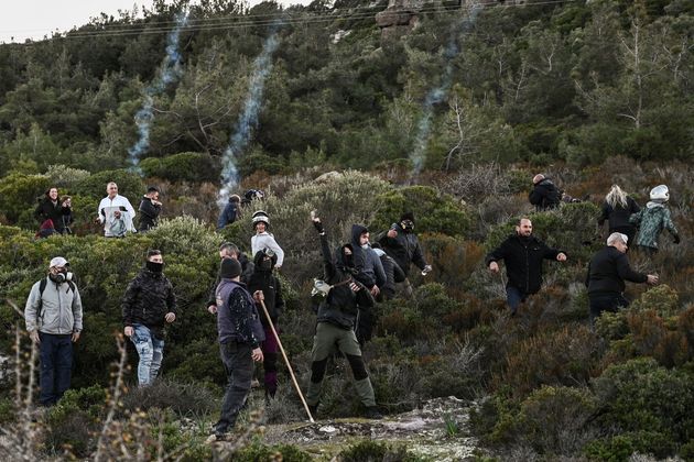 Διαδηλωτές πήραν τα βουνά στον Μανταμάδο της Λέσβου, κατά του σχεδίου για κατασκευή χώρου υποδοχής κλειστού τύπου για μετανάστες και πρόσφυγες. (Photo by ARIS MESSINIS / AFP) (Photo by ARIS MESSINIS/AFP via Getty Images)