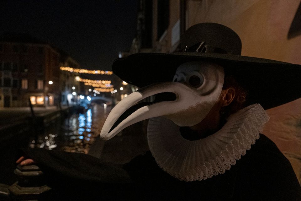 Οι «Γιατροί της Πανούκλας» στους δρόμους της Βενετίας - Μαύρο χιούμορ κατά