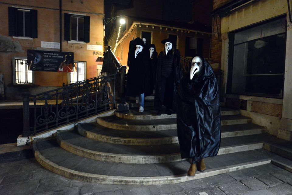 Οι «Γιατροί της Πανούκλας» στους δρόμους της Βενετίας - Μαύρο χιούμορ κατά