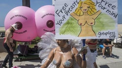 Une Américaine plaide coupable d’attentat à la pudeur pour avoir été seins nus devant son