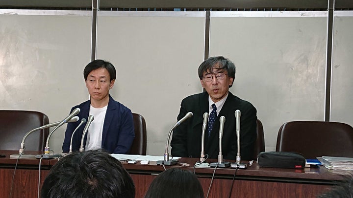 記者会見する青野氏（左）と作花弁護士