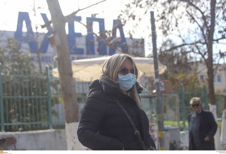 Συναγερμός στο νοσοκομείο ΑΧΕΠΑ της Θεσσαλονίκης, μετά την επιβεβαίωση του πρώτου κρούσματος κορονοϊού στην χώρα μας. Εργαζόμενοι, ασθενείς και επισκέπτες φορούν χειρουργικές μάσκες για να προστατευθούν.