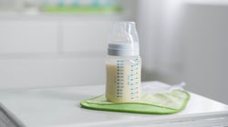 Des parents attaquent le lait Gallia après que leur bébé a régurgité un