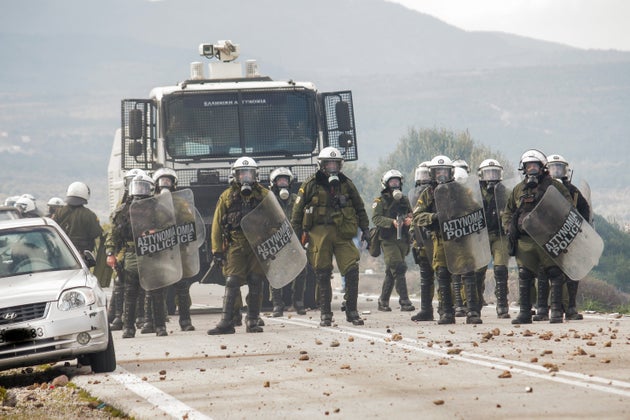 Eurokinissi/ Επεισόδια μεταξύ της αστυνομίας και κατοίκων που αντιδρούν στην κατασκευή κλειστής δομής στον Μανταμάδο στην περιοχή Καράβα.