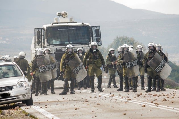 Eurokinissi/ Επεισόδια μεταξύ της αστυνομίας και κατοίκων που αντιδρούν στην κατασκευή κλειστής δομής στον Μανταμάδο στην περιοχή Καράβα.