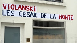 “Violanski”: des collages anti-Polanski devant la salle Pleyel et les
