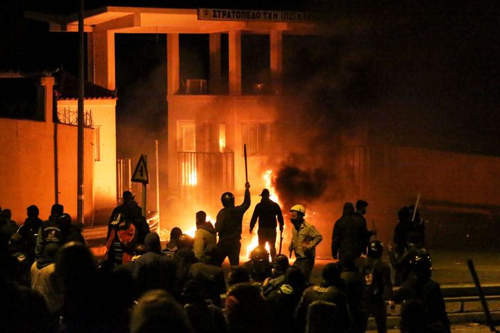 Διαδηλωτές συγκρούονται με αστυνομικούς έξω από το στρατόπεδο στο Παγάνι της Λέσβου, στις 26 Φεβρουαρίου 2020. Το Γαλλικό Πρακτορείο μετέδωσε σχολιάζοντας αυτή τη φωτογραφία, ότι εκατοντάδες διαδηλωτές πέταξαν πέτρες σε αστυνομικούς και εκείνοι απάντησαν με πλαστικές σφαίρες, χειροβομβίδες κρότου-λάμψης και δακρυγόνα. (Photo by Manolis LAGOUTARIS / AFP) (Photo by MANOLIS LAGOUTARIS/AFP via Getty Images)
